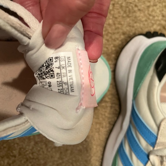 Adidas 8 1/2 tennis shoe - Picture 4 of 5